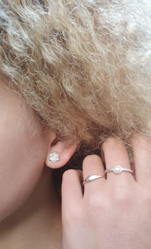 עגילי כסף צמודים ואלגנטיים בשילוב פנינים