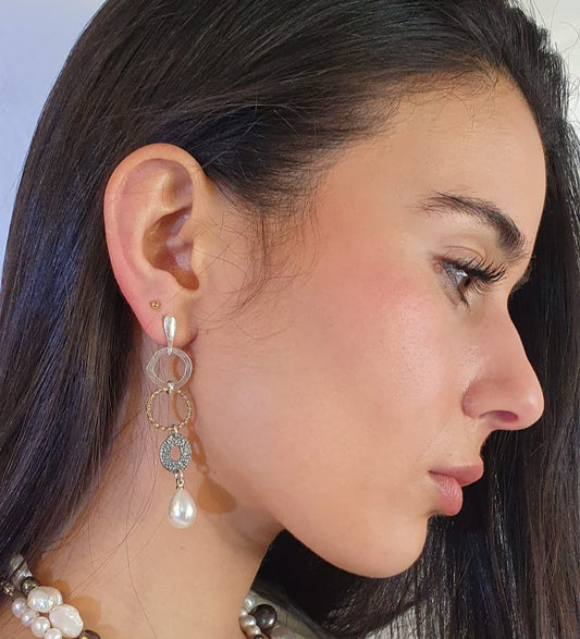 עגילים א-סימטריים מכסף סטרלינג בשילוב פנינה