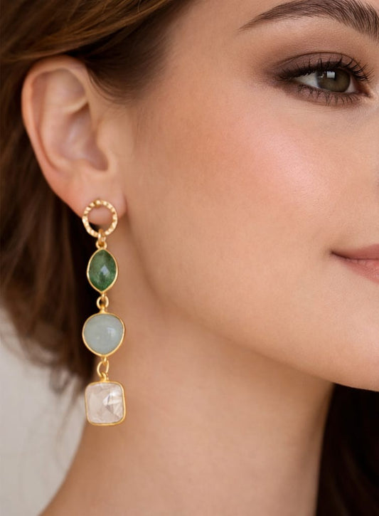 עגילים א-סימטריים משובצים אבני חן בגוונים רכים