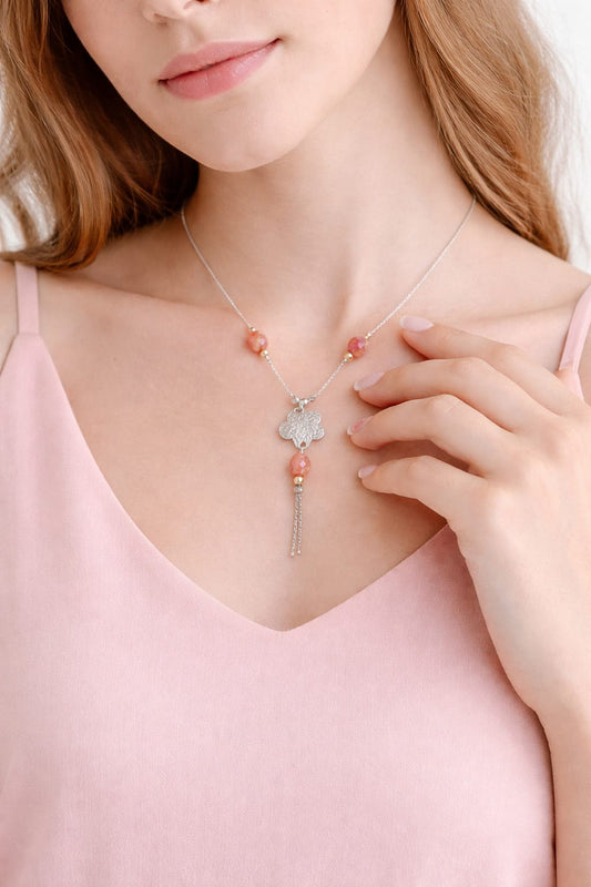 שרשרת פרח עדינה בשילוב אבני חן בגוון ורוד־חום