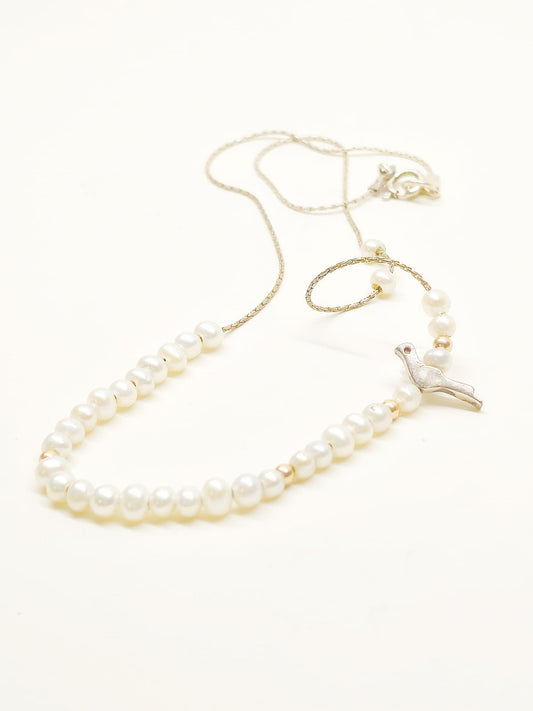 שרשרת פנינים עדינה עם ציפור כסופה וחרוזי גולדפילד