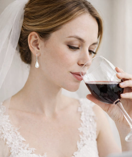 עגילי פנינה תלויים בסגנון קלאסי