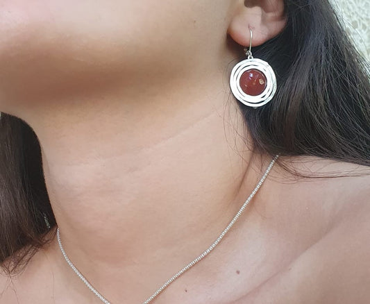 עגילי כסף תלויים משובצים אבן קרנליאן