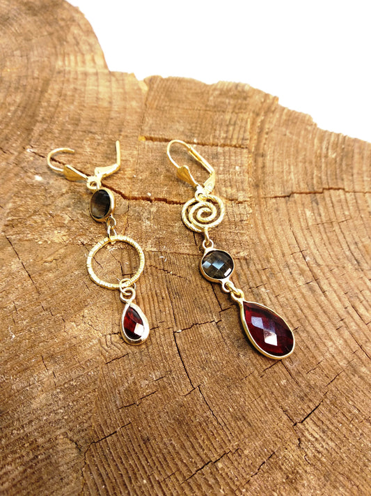 עגילים אסימטריים בציפוי זהב עם ריקוע אורגני ואבני קריסטל