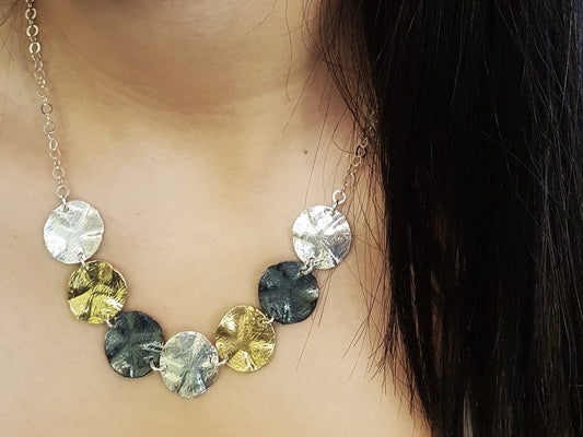 שרשרת גיאומטרית טרנדית בשלושה גוונים