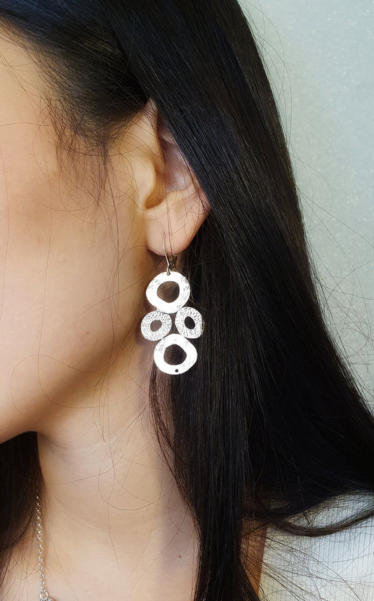 עגילי כסף גיאומטריים עם טקסטורה ייחודית