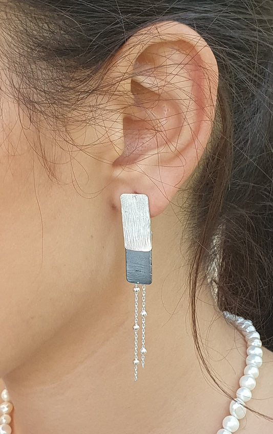 עגילי כסף גיאומטריים בשני גוונים עם תליוני שרשרת