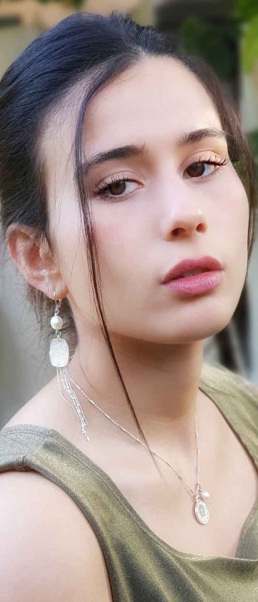 עגילי כסף מרוקעים בשילוב פנינה ושרשראות משתלשלות