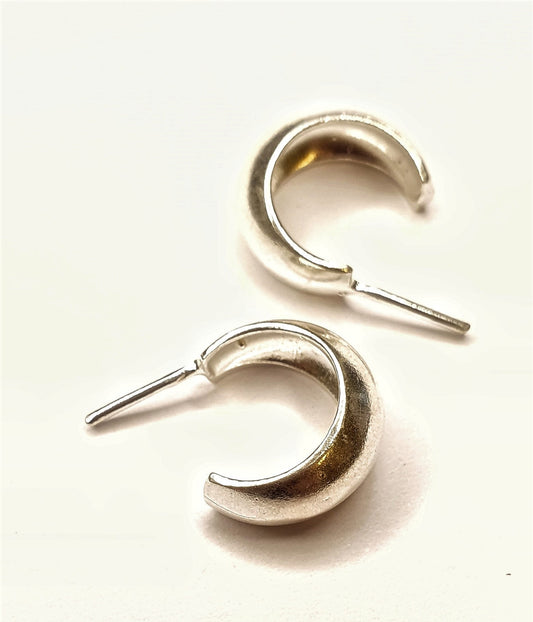 עגילי חישוק רחבים מכסף במראה קלאסי