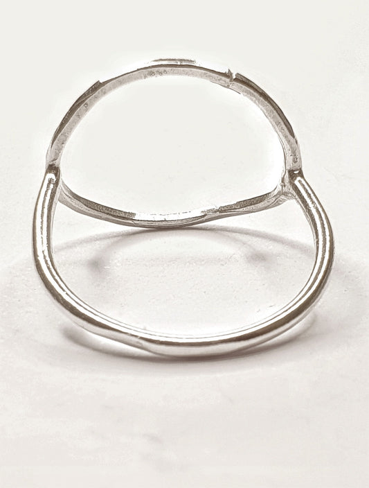 טבעת כסף סטרלינג מרוקעת בעיצוב גיאומטרי ומינימליסטי