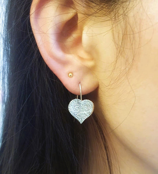 עגילי לב כסף בטקסטורת תחרה