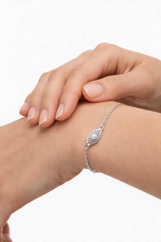 צמיד עין ופנינה לבנה לאלגנטיות ולהגנה