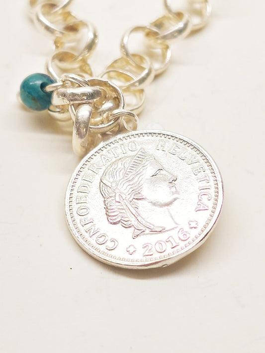 צמיד כסף עם תליון מטבע דו־צדדי וחרוז טורקיז