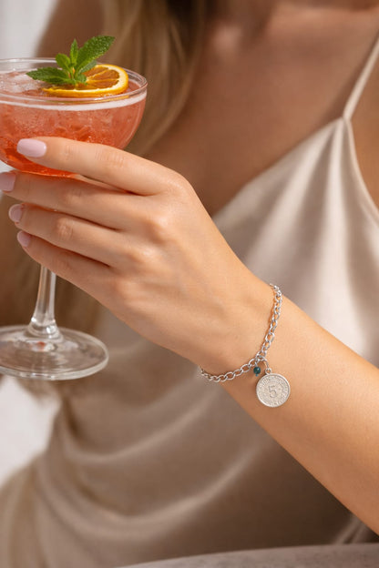 צמיד כסף עם תליון מטבע דו־צדדי וחרוז טורקיז