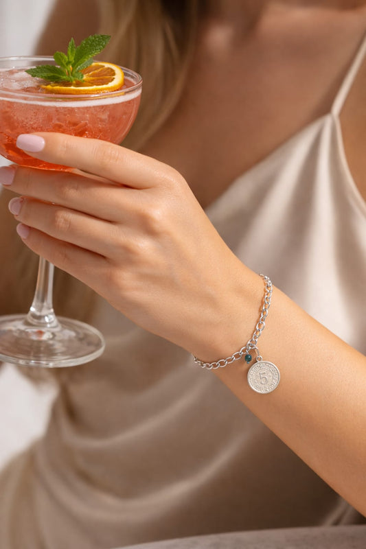 צמיד כסף עם תליון מטבע דו־צדדי וחרוז טורקיז