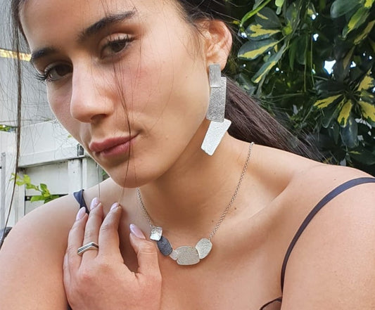 עגילי כסף גדולים בעיצוב גיאומטרי אורבני