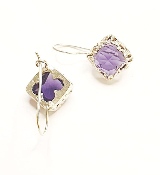 עגילי כסף משובצים באבן אמטיסט