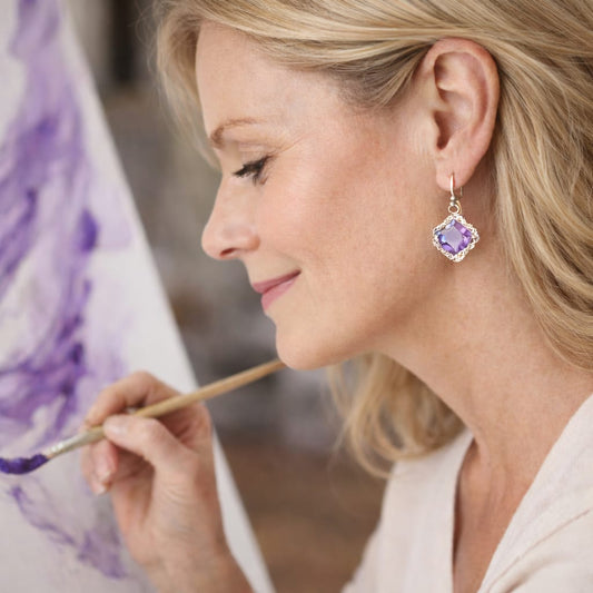 עגילי כסף משובצים באבן אמטיסט