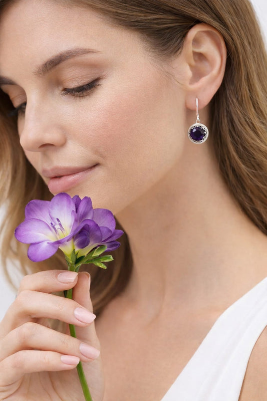 עגילי כסף משובצים באבן אמטיסט עגולה