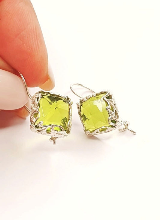 עגילי כסף משובצים באבן פרידוט