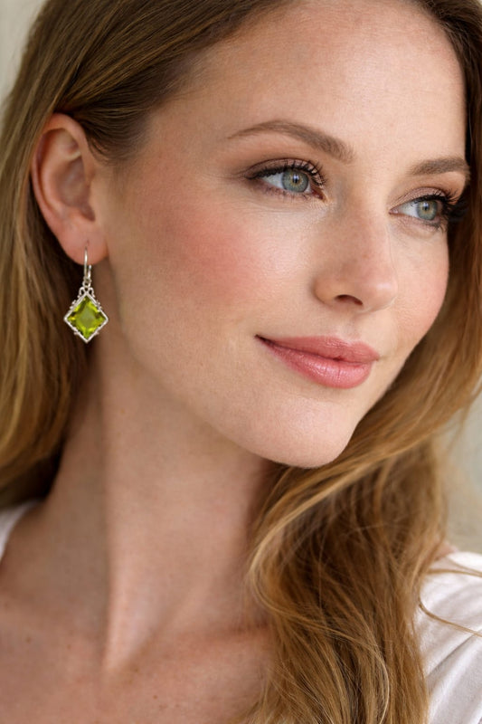 עגילי כסף משובצים באבן פרידוט