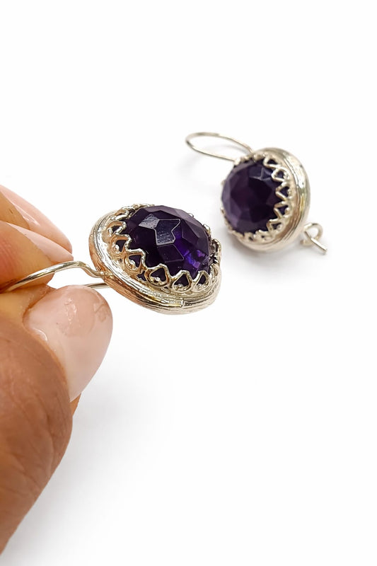 עגילי כסף משובצים באבן אמטיסט עגולה
