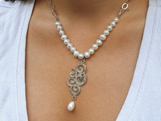 Pearl Necklace with Ornamental Pendant