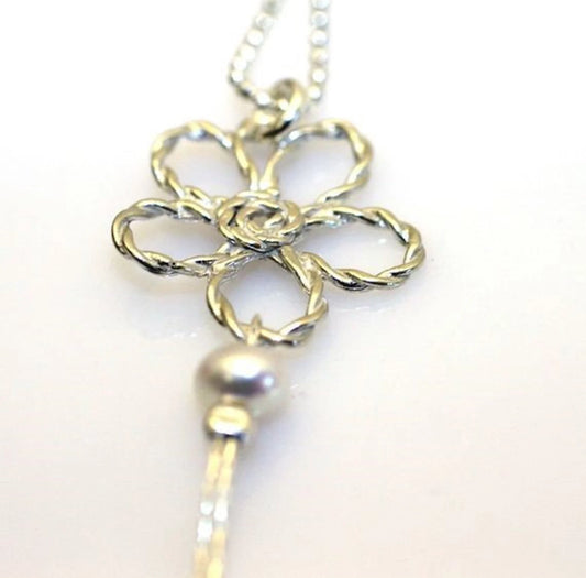 שרשרת כסף לילדות עם תליון פרח ופנינה לבנה