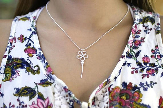 שרשרת כסף לילדות עם תליון פרח ופנינה לבנה