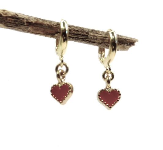 עגילי חישוק בציפוי זהב עם תליון לב אדום 