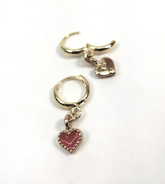 עגילי חישוק בציפוי זהב עם תליון לב אדום 