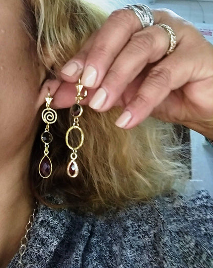 עגילים אסימטריים בציפוי זהב עם ריקוע אורגני ואבני קריסטל