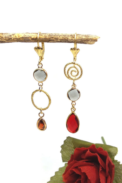 עגילים אסימטריים בציפוי זהב עם ריקוע אורגני ואבני קריסטל