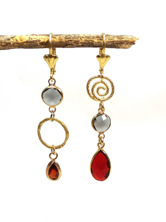 עגילים אסימטריים בציפוי זהב עם ריקוע אורגני ואבני קריסטל