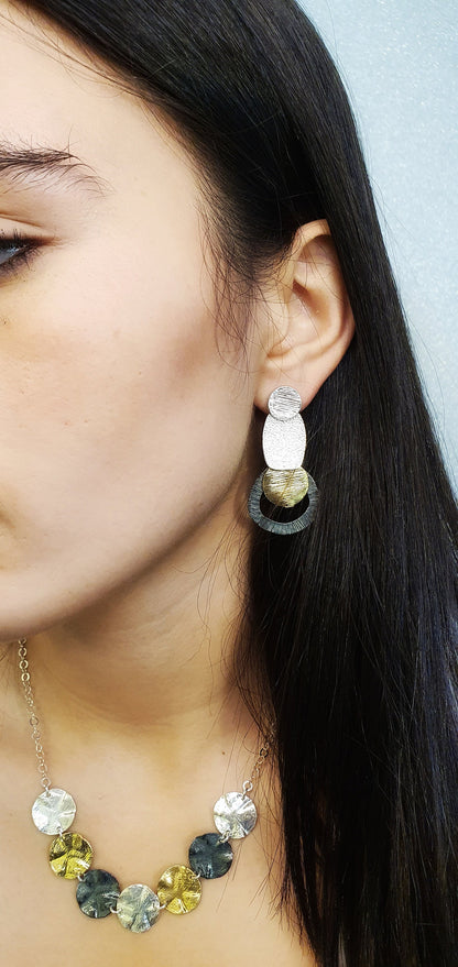 שרשרת גיאומטרית טרנדית בשלושה גוונים