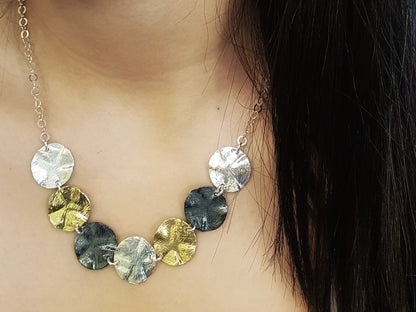 שרשרת גיאומטרית טרנדית בשלושה גוונים