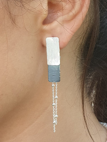 עגילי כסף גיאומטריים בשני גוונים עם תליוני שרשרת