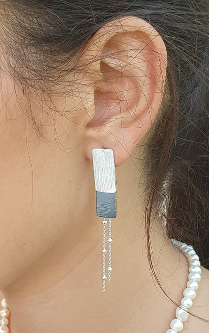 עגילי כסף גיאומטריים בשני גוונים עם תליוני שרשרת