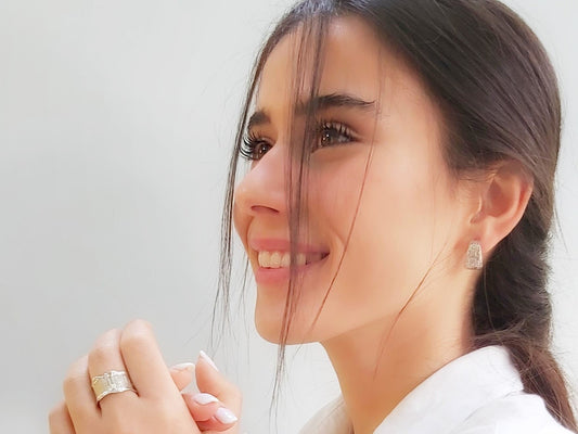 עגילי חישוק רחבים מכסף בטקסטורה אורנמנטלית