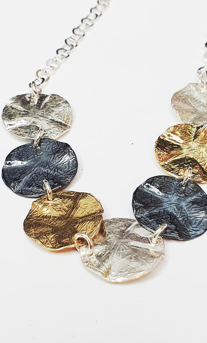 שרשרת גיאומטרית טרנדית בשלושה גוונים