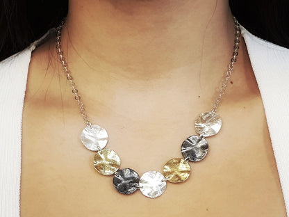 שרשרת גיאומטרית טרנדית בשלושה גוונים