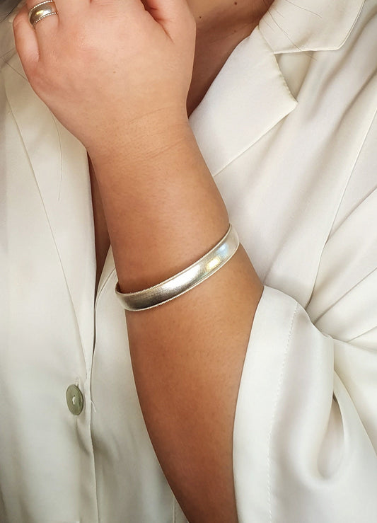 צמיד כסף סטרלינג 925 רחב בעיצוב קלאסי עם שוליים מעוטרים