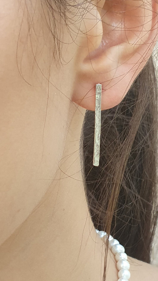 עגילי כסף מרוקעים בקו גיאומטרי