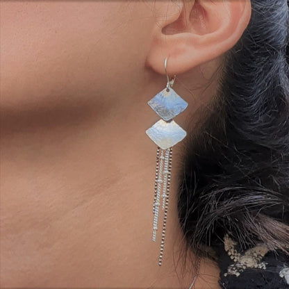 עגילי תליון גיאומטריים בשילוב שרשראות משתלשלות