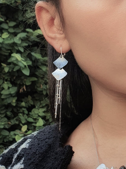 עגילי תליון גיאומטריים בשילוב שרשראות משתלשלות