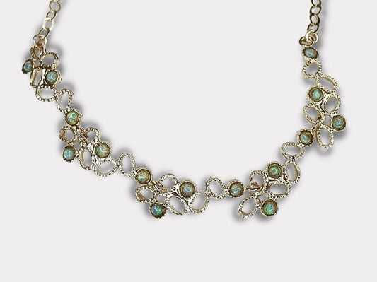 שרשרת כסף משובצת אבני אופל בעיצוב רומנטי