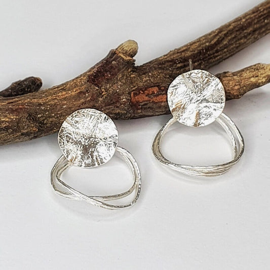 עגילי כסף מינימליסטיים עם טקסטורה ייחודית