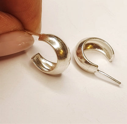 עגילי חישוק רחבים מכסף במראה קלאסי