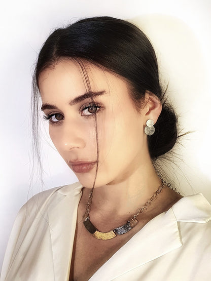 עגילי כסף גיאומטריים עם טקסטורה פראית