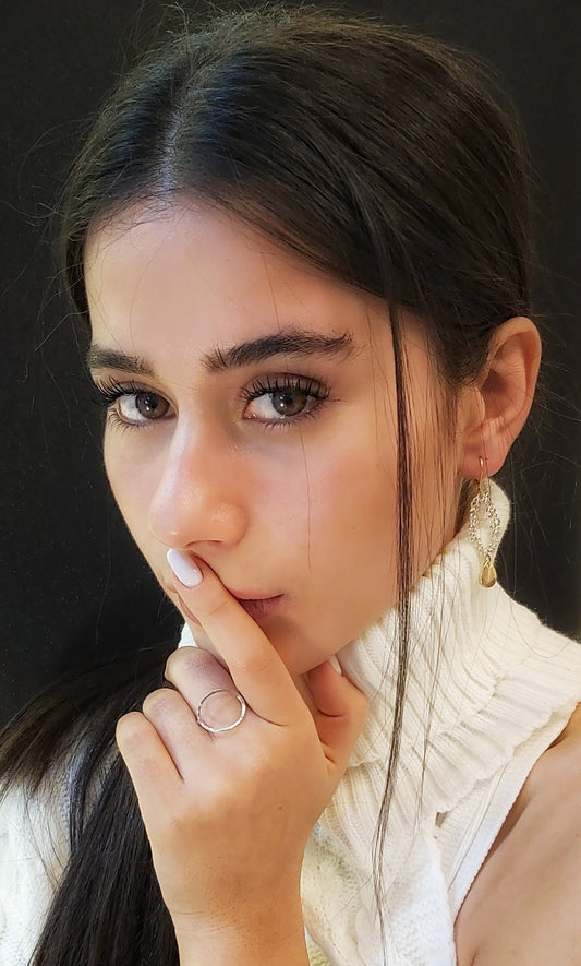 טבעת כסף סטרלינג מרוקעת בעיצוב גיאומטרי ומינימליסטי